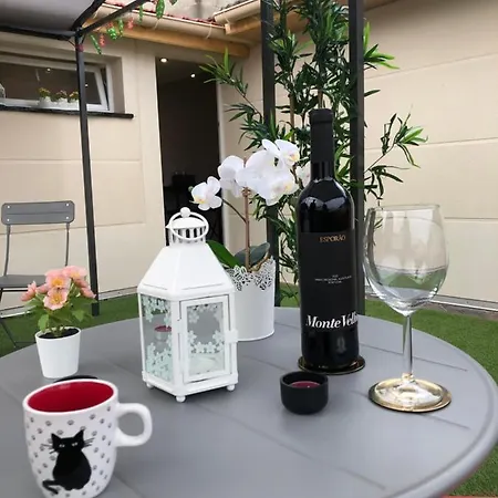 Paris-eiffel, Bienvenue -terrasse -netflix شقة بونتا