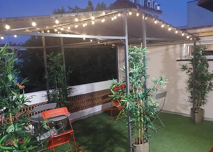 Paris-eiffel, Bienvenue -terrasse -netflix Apartman